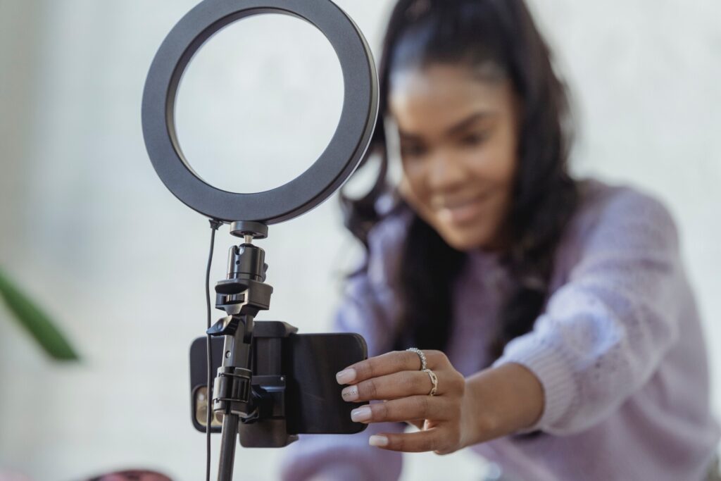 Photographie d'une femme lançant un live sur les réseaux sociaux