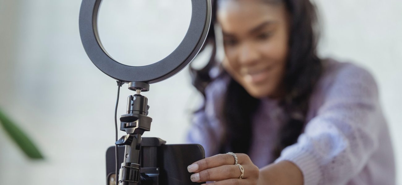 Photographie d'une femme lançant un live sur les réseaux sociaux